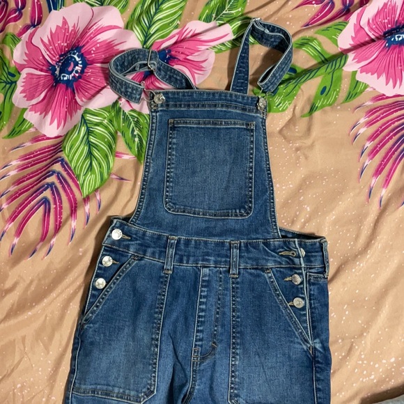 Guess - Picture 4 of 6